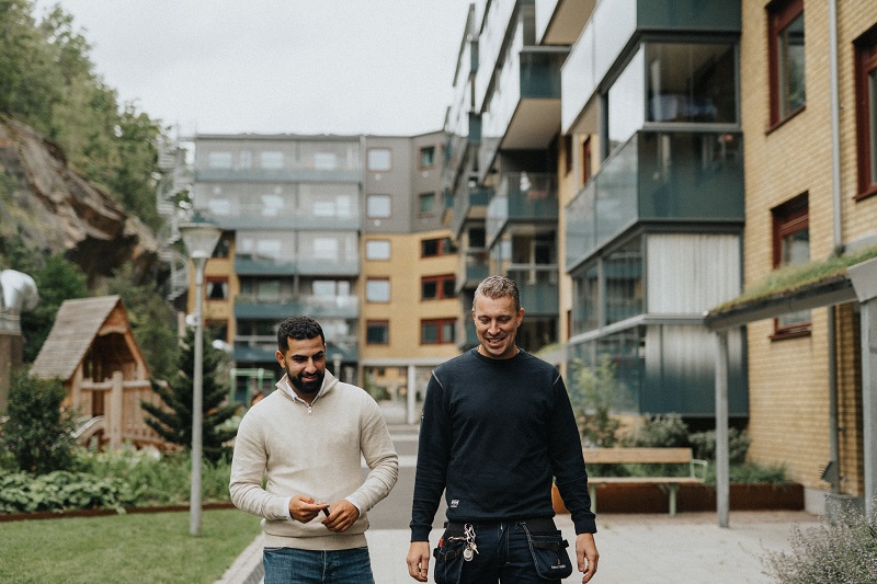 Två fastighetsskötare pratar